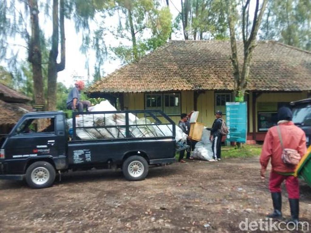 Duh, Setiap Bulan Ada 100-150 Kg Sampah Pendaki Dibersihkan di Kawah Ijen Duh, Setiap Bulan Ada 100-150 Kg Sampah Pendaki Dibersihkan di Kawah Ijen