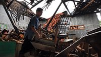 Sekolah Ambruk Diterjang Angin Kencang di Banten