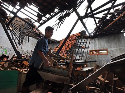 Sekolah Ambruk Diterjang Angin Kencang di Banten