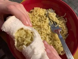 Sekte Aneh, Makan Mie Instan Pakai Roti Tawar Seperti Sandwich