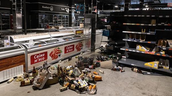 Supermarket di Ukraina Kosong Usai Isinya Dibagikan ke Warga Sipil