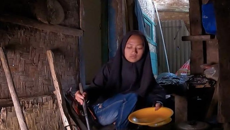 Tanti Banting Tulang Urus Nenek Stroke-Adik Tanpa Orangtua, Mari Bantu!