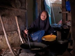 Tanti Banting Tulang Urus Nenek Stroke-Adik Tanpa Orangtua, Mari Bantu!