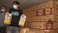 Petugas Bongkar 53 Ton Minyak Goreng yang Diduga Ditimbun