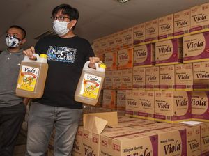 Petugas Bongkar 53 Ton Minyak Goreng yang Diduga Ditimbun