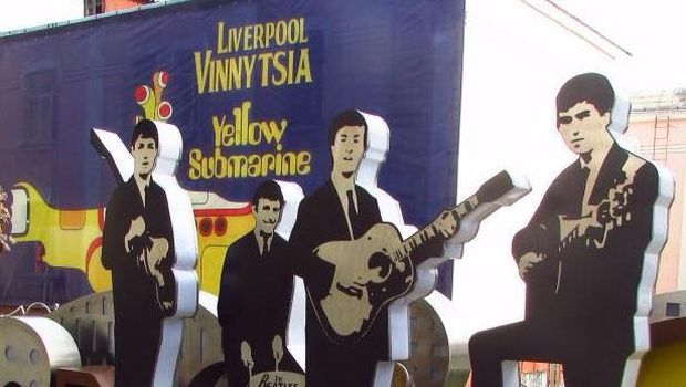 Monumen The Beatles di Vinnytsia, Ukraina. Diresmikan pada 2017 oleh Presiden Ukraina kala itu, Petro Poroshenko.