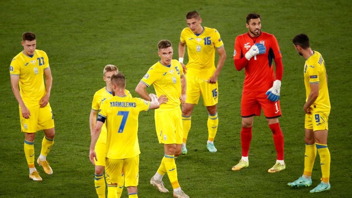 ROME, ITALY - JULY 03: Mykola Matviyenko, Oleksandr Zinchenko, Andriy Yarmolenko, Serhiy Sydorchuk, Vitaliy Mykolenko, Georgiy Bushchan and Roman Yaremchuk of Ukraine speak during a cooling break during the UEFA Euro 2020 Championship Quarter-final match between Ukraine and England at Olimpico Stadium on July 03, 2021 in Rome, Italy. (Photo by Alessandro Garafallo - Pool/Getty Images)