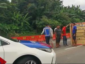 Truk Terguling di Tol Jagorawi, Lalin Arah Jakarta Macet Parah!