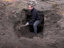 Potret Warga di Lviv Ukraina, Bikin Terowongan-Blokir Jalan