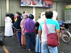 Buru Minyak Goreng Murah, Warga Rela Antre Sebelum Minimarket Buka