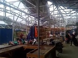 Angin Kencang di Kota Tangerang, Atap Bangunan Pasar Lembang Rusak