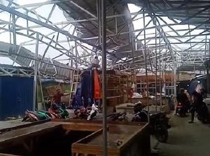 Angin Kencang di Kota Tangerang, Atap Bangunan Pasar Lembang Rusak Angin Kencang di Kota Tangerang, Atap Bangunan Pasar Lembang Rusak