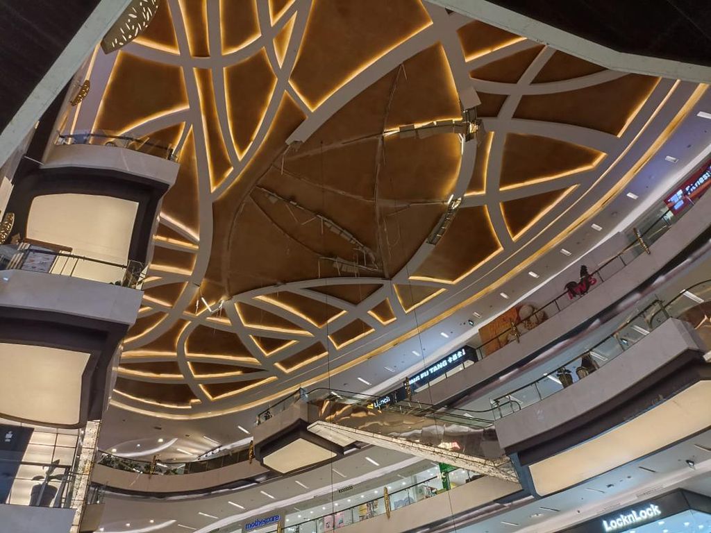 Ambruk Ornamen Lippo Mall Kemang Bikin 5 Orang Luka Saat Angin Kencang