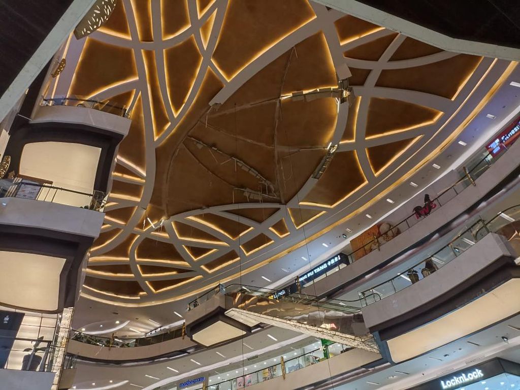Ambruk Ornamen Lippo Mall Kemang Bikin 5 Orang Luka Saat Angin Kencang Ambruk Ornamen Lippo Mall Kemang Bikin 5 Orang Luka Saat Angin Kencang