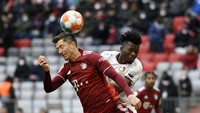 Edmond Tapsoba, bek Bayer Leverkusen berusia 24 tahun dikabarkan juga masuk dalam daftar incaran MU (AP)