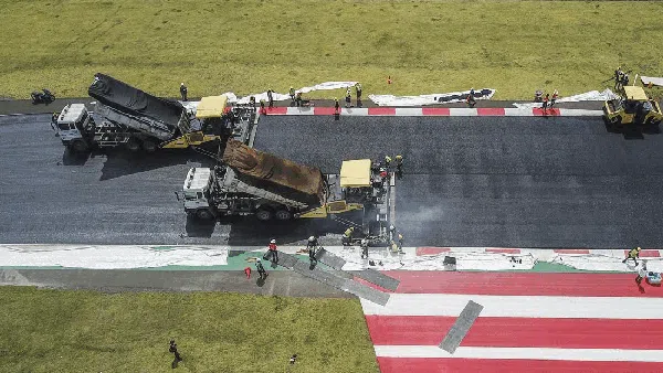 Begini Proses Pengaspalan Ulang Sirkuit Mandalika, Penasaran?