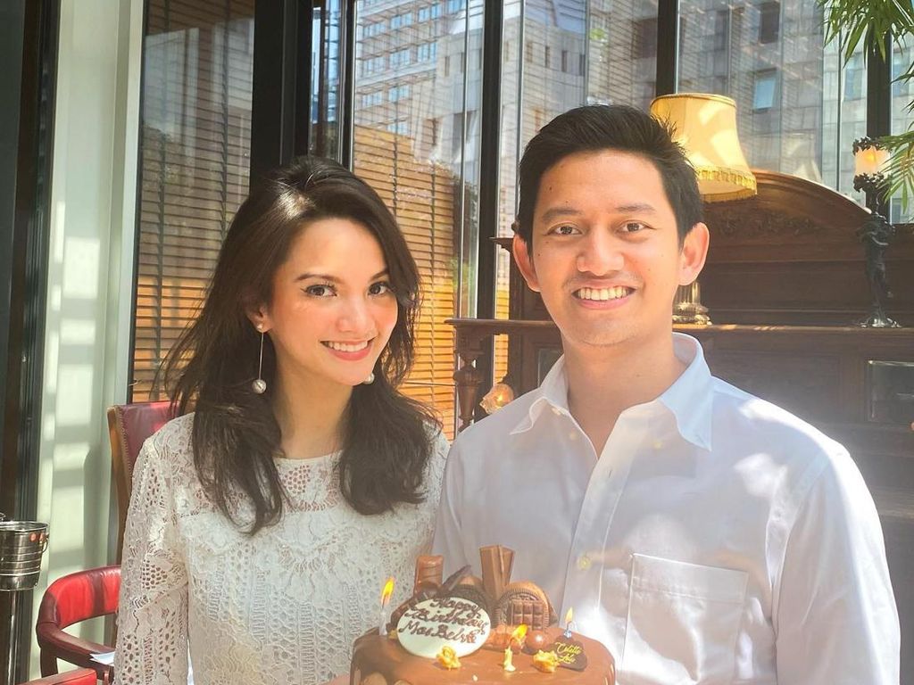 Kompaknya Belva Devara Makan Cake Cokelat Bareng Sang Istri Kompaknya Belva Devara Makan Cake Cokelat Bareng Sang Istri