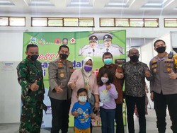 Polres Garut Bagikan Minyak Goreng bagi Warga yang Divaksinasi