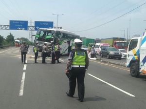 Kecelakaan Truk Vs Bus di Tol Dupak Jatim: 3 Orang Tewas, 4 Luka Berat Kecelakaan Truk Vs Bus di Tol Dupak Jatim: 3 Orang Tewas, 4 Luka Berat