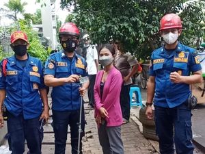 Damkar Jaksel Evakuasi KTP Warga yang Terjatuh di Selokan