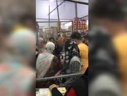 Heboh Emak-emak Saling Dorong Berebut Minyak Goreng di Parepare