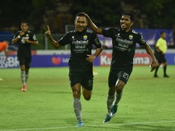 Diwarnai Drama Hujan Deras, Persib Lumat Persiraja 3-1