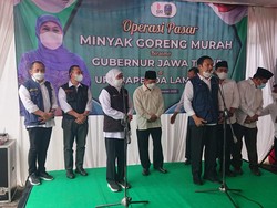 Khofifah Gelontor 4 Ribu Minyak Goreng Kemasan Murah di Lamongan