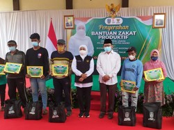 Khofifah Serahkan Zakat Produktif-Ajak Pelaku UMKM Lamongan Berselawat