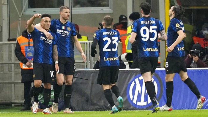 Inter Milans Lautaro Martinez, left, celebrates with his teammates after scoring against Salernitana during the Serie A soccer match between Inter Milan and Salernitana at the San Siro Stadium, in Milan, Italy, Friday, March 4, 2022. (AP Photo/Antonio Calanni)