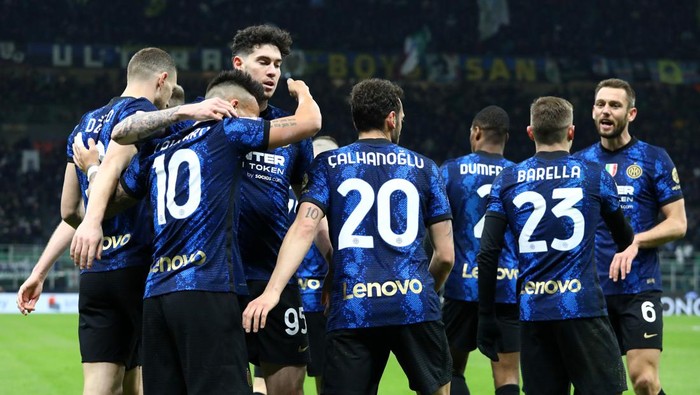 MILAN, ITALY - MARCH 04: Lautaro Martinez of FC Internazionale celebrates with teammates after scoring their teams third goal and his hat-trick during the Serie A match between FC Internazionale and US Salernitana at Stadio Giuseppe Meazza on March 04, 2022 in Milan, Italy. (Photo by Marco Luzzani/Getty Images)
