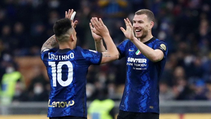 MILAN, ITALY - MARCH 04: Edin Dzeko of FC Internazionale (R) celebrates with teammate Lautaro Martinez after scoring their teams fifth goal during the Serie A match between FC Internazionale and US Salernitana at Stadio Giuseppe Meazza on March 04, 2022 in Milan, Italy. (Photo by Marco Luzzani/Getty Images)