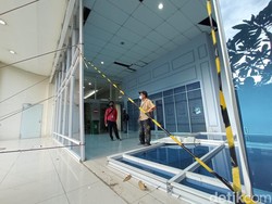 Brukk!! Dinding Kaca Gedung Pemkot Bekasi Runtuh Akibat Angin Kencang