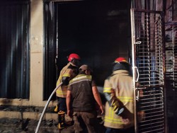 Perang Petasan Kelompok Tawuran di Bekasi Bikin Ruko Kebakaran