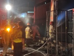 Toko Tabung Gas-Bensin Eceran di Bekasi Kebakaran Gegara Petasan Tawuran