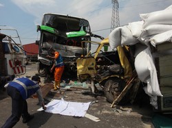 Ringseknya Truk dan Bus Usai Terlibat Kecelakaan di Tol Dupak Jatim