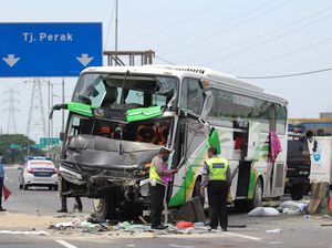 Tabrakan Maut Truk Vs Bus di Tol Dupak Jatim karena Penumpang Rebut Kemudi