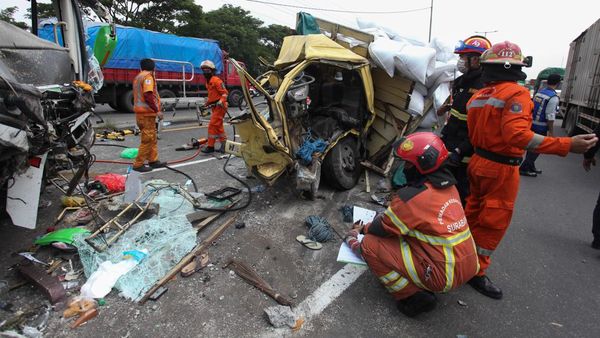 Foto-foto Kecelakaan Bus Pariwisata Vs Truk di Surabaya