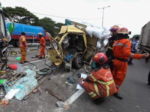Foto-foto Kecelakaan Bus Pariwisata Vs Truk di Surabaya