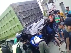 Truk Tiba-tiba Mundur Tabrak Sejumlah Kendaraan Gegara Rem Bermasalah