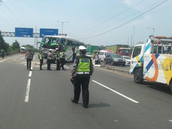 Kecelakaan Truk Vs Bus di Tol Dupak, 2 Orang Tewas-4 Luka