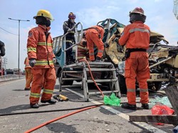 Kecelakaan di Tol Dupak, Sopir dan Kenek Truk Tewas Terjepit