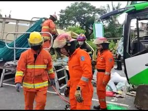 Penumpang Bus Pemicu Kecelakaan Maut di Tol Dupak Diduga Depresi Penumpang Bus Pemicu Kecelakaan Maut di Tol Dupak Diduga Depresi
