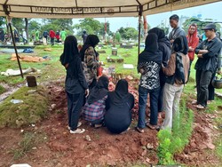 Isak Tangis Iringi Pemakaman Wanita Korban Pembunuhan di Jakpus