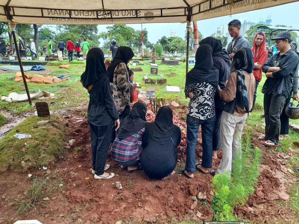 Isak Tangis Iringi Pemakaman Wanita Korban Pembunuhan di Jakpus Isak Tangis Iringi Pemakaman Wanita Korban Pembunuhan di Jakpus