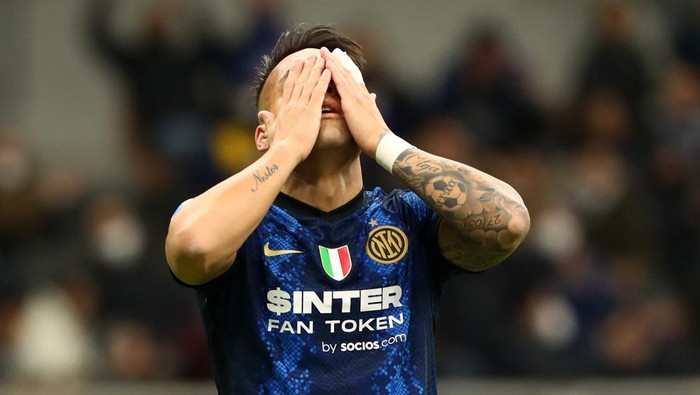 MILAN, ITALY - MARCH 04: Lautaro Martinez of FC Internazionale reacts during the Serie A match between FC Internazionale and US Salernitana at Stadio Giuseppe Meazza on March 04, 2022 in Milan, Italy. (Photo by Marco Luzzani/Getty Images)