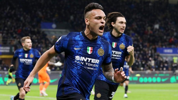 MILAN, ITALY - MARCH 04: Lautaro Martinez of FC Internazionale celebrates after scoring their teams first goal during the Serie A match between FC Internazionale and US Salernitana at Stadio Giuseppe Meazza on March 04, 2022 in Milan, Italy. (Photo by Marco Luzzani/Getty Images)