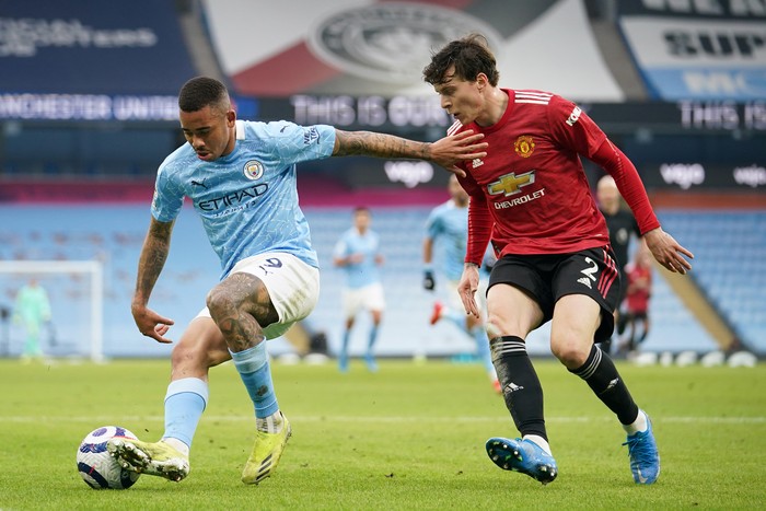 MANCHESTER, ENGLAND - MARCH 07: Gabriel Jesus of Manchester City controls the ball whilst under pressure from Victor Lindelof of Manchester United during the Premier League match between Manchester City and Manchester United at Etihad Stadium on March 07, 2021 in Manchester, England. Sporting stadiums around the UK remain under strict restrictions due to the Coronavirus Pandemic as Government social distancing laws prohibit fans inside venues resulting in games being played behind closed doors. (Photo by Dave Thompson - Pool/Getty Images)