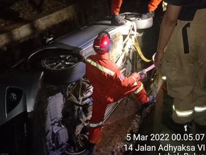 Pengemudi Ngantuk, Mobil Yaris Tercebur ke Saluran Air di Lebak Bulus Jaksel