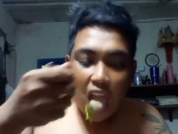 Orang Thailand Pamer Video Makan, Netizen Malah Salah Fokus dengan Dadanya Orang Thailand Pamer Video Makan, Netizen Malah Salah Fokus dengan Dadanya