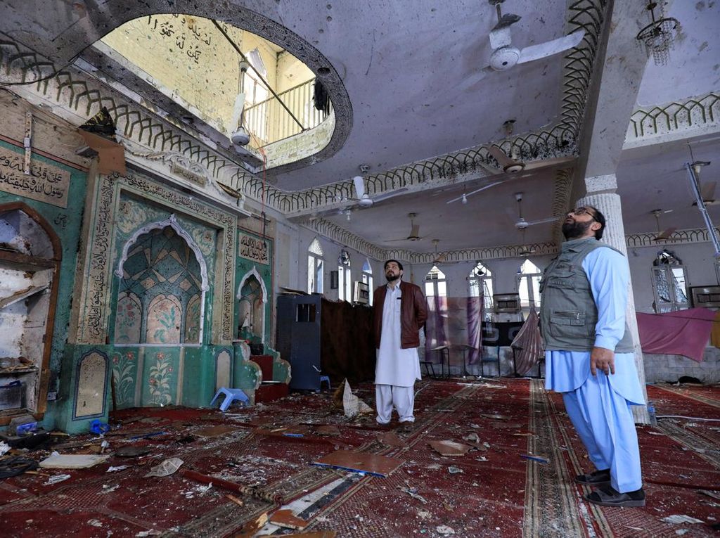 Serangan Bom Bunuh Diri Saat Salat Jumat di Pakistan, 56 Orang Tewas!